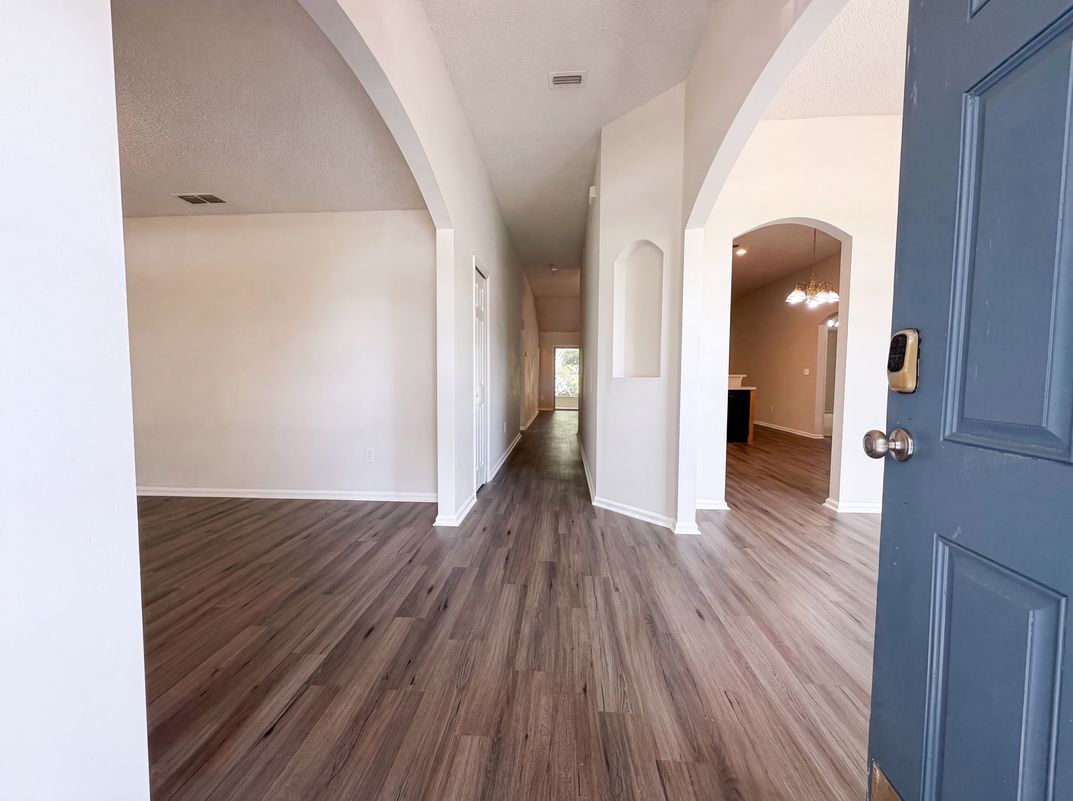 Photo 6 of 23 of 8436 Staplehurst Dr W, Jacksonville, FL