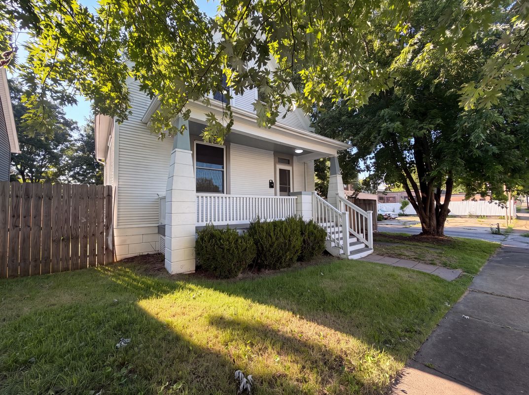 Photo 18 of 22 of 415 N 4th St, Saint Charles, MO