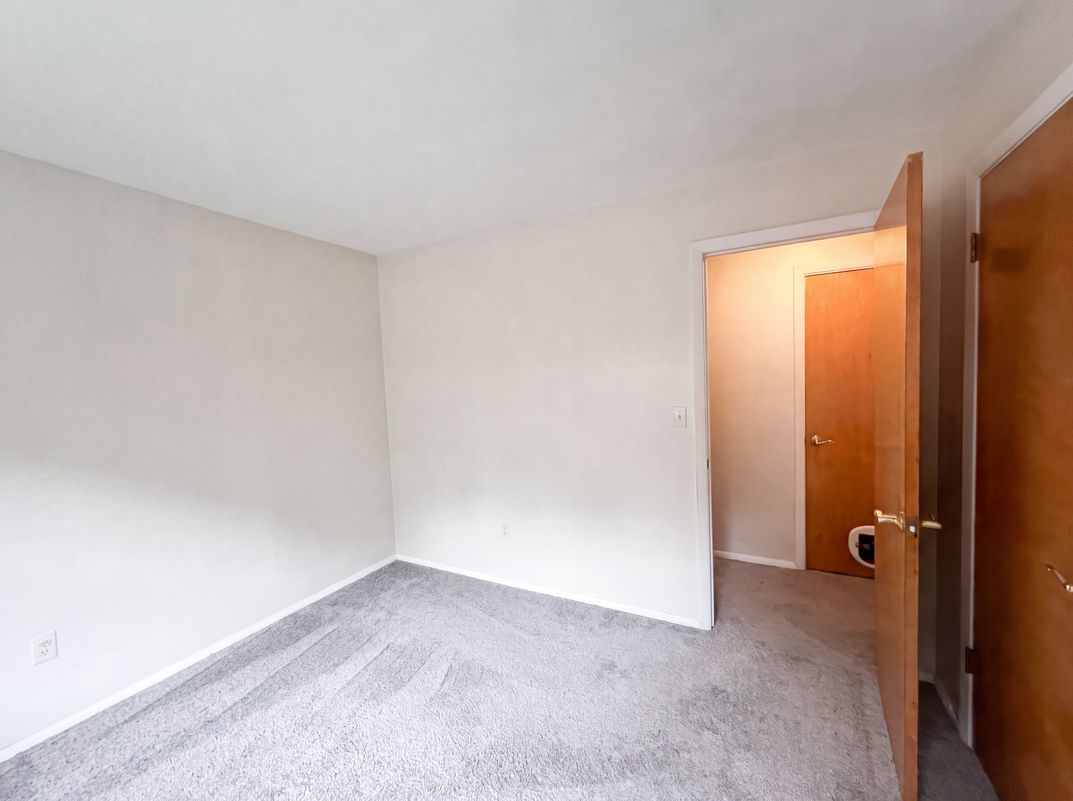Photo 9 of 16 of 912 Hollycrest Dr, Champaign, IL