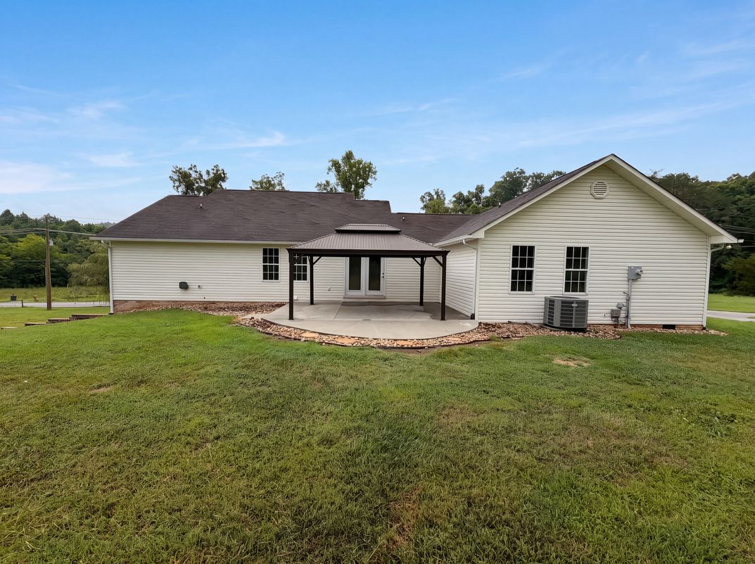 Photo 5 of 37 of 3146 Lora Dr, Maryville, TN