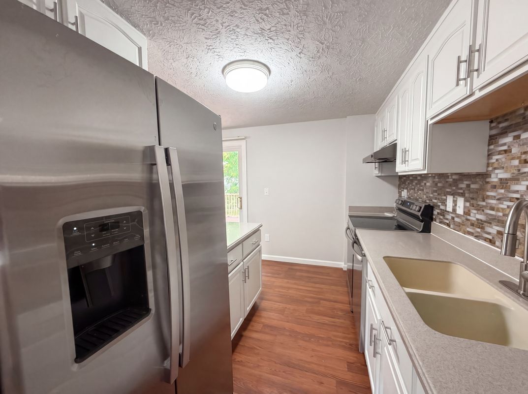 Photo 7 of 18 of 918 Bremerton Dr, Indianapolis, IN