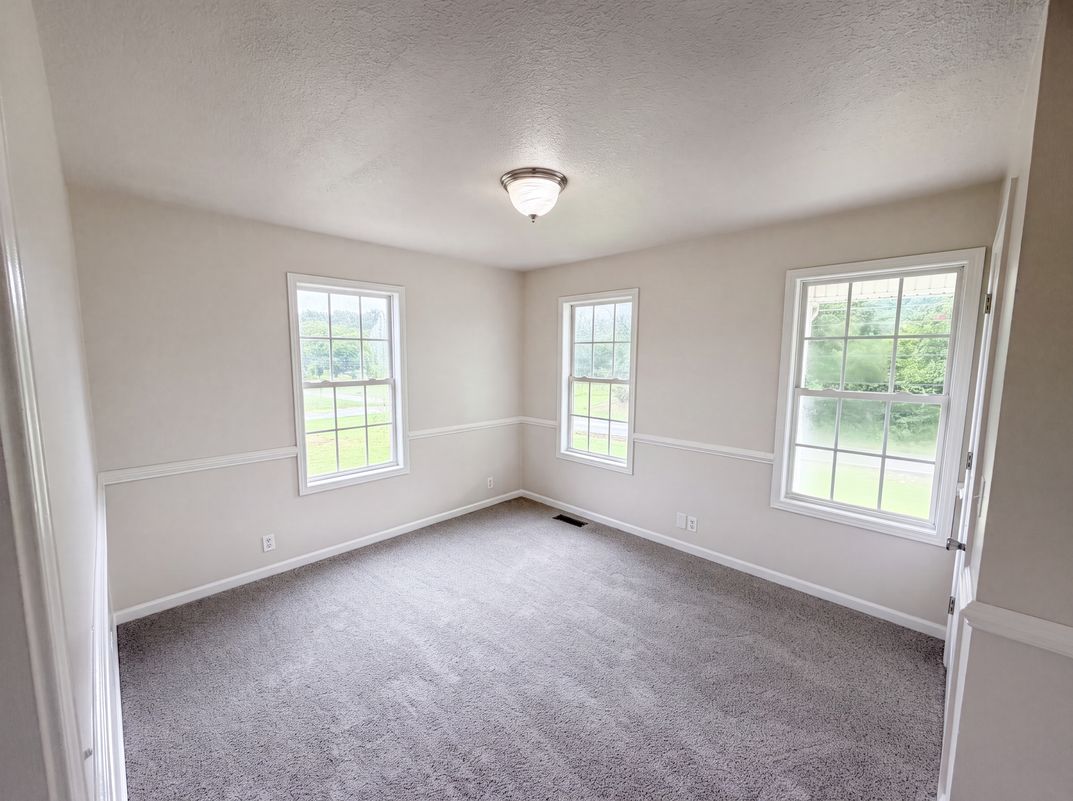 Photo 8 of 37 of 3146 Lora Dr, Maryville, TN