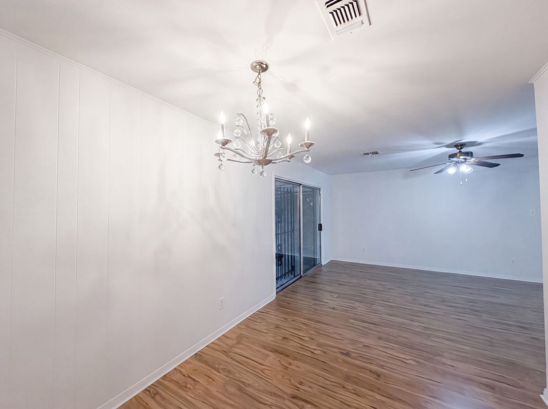 Photo 11 of 17 of 9538 Skyline Dr, Houston, TX