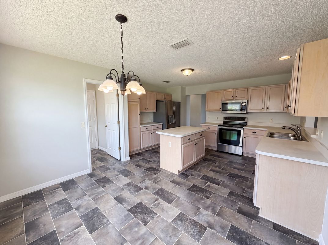 Photo 2 of 20 of 1407 Figueroa St, The Villages, FL