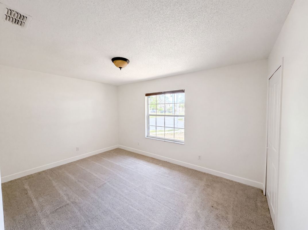 Photo 4 of 30 of 2401 Myakka Dr, Orlando, FL