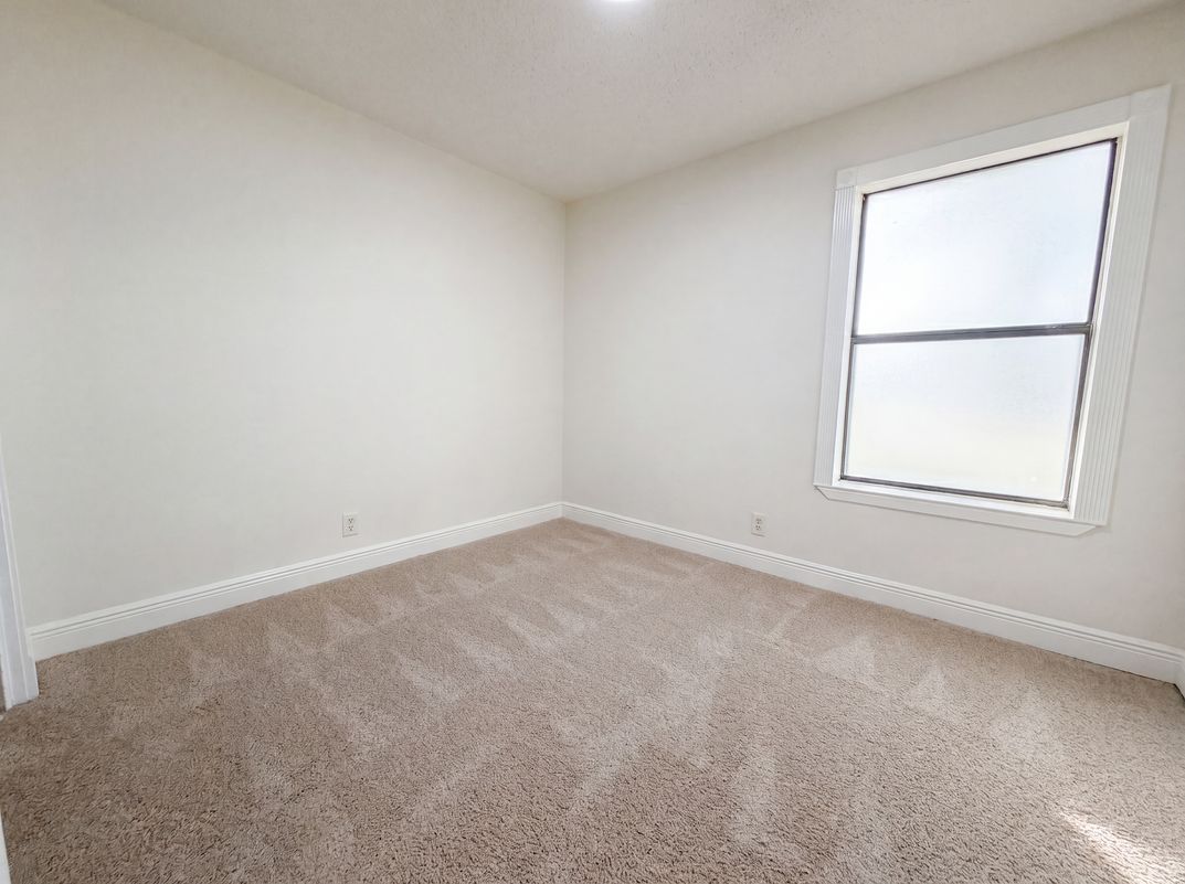 Photo 11 of 16 of 1308 Longhorn Dr, Floresville, TX