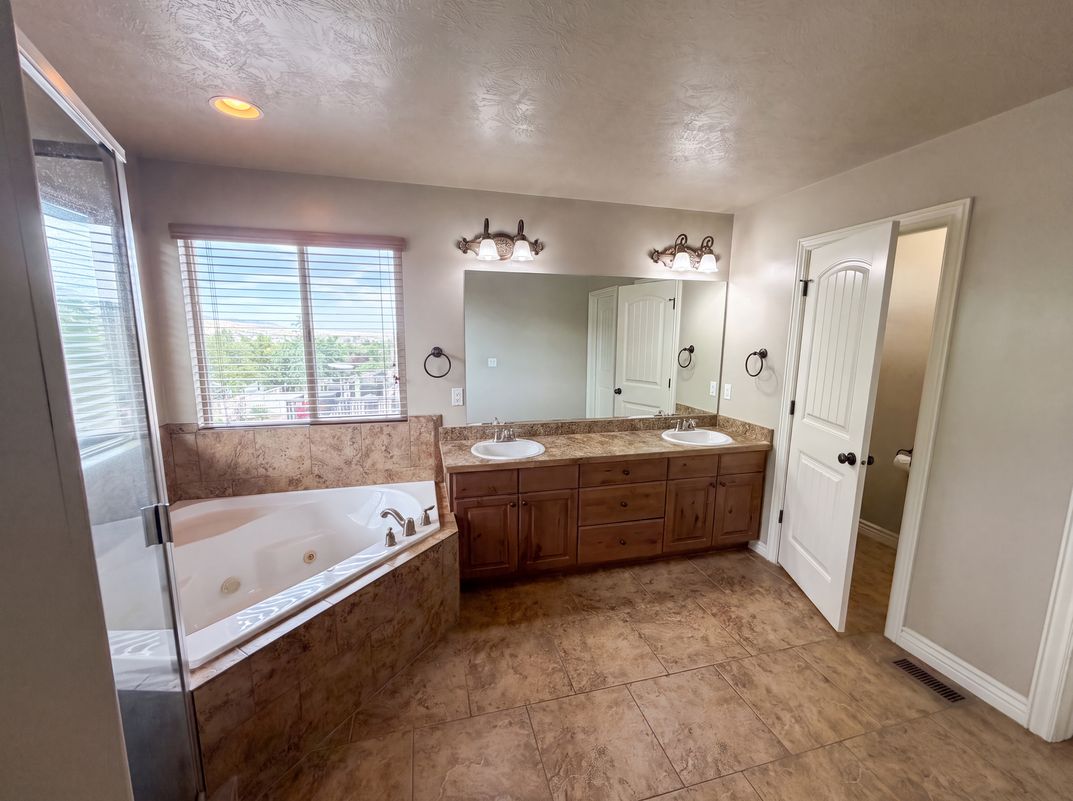 Photo 16 of 31 of 14496 S Fox Creek Dr, Herriman, UT