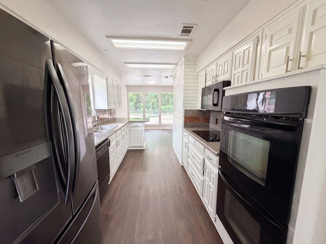 Photo 12 of 20 of 722 S Forest Ln, Duncanville, TX