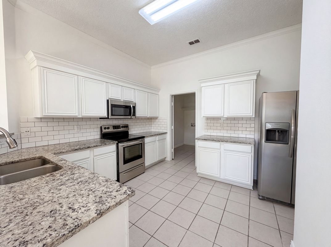 Property photo 2 of 501 W Clover Park Dr