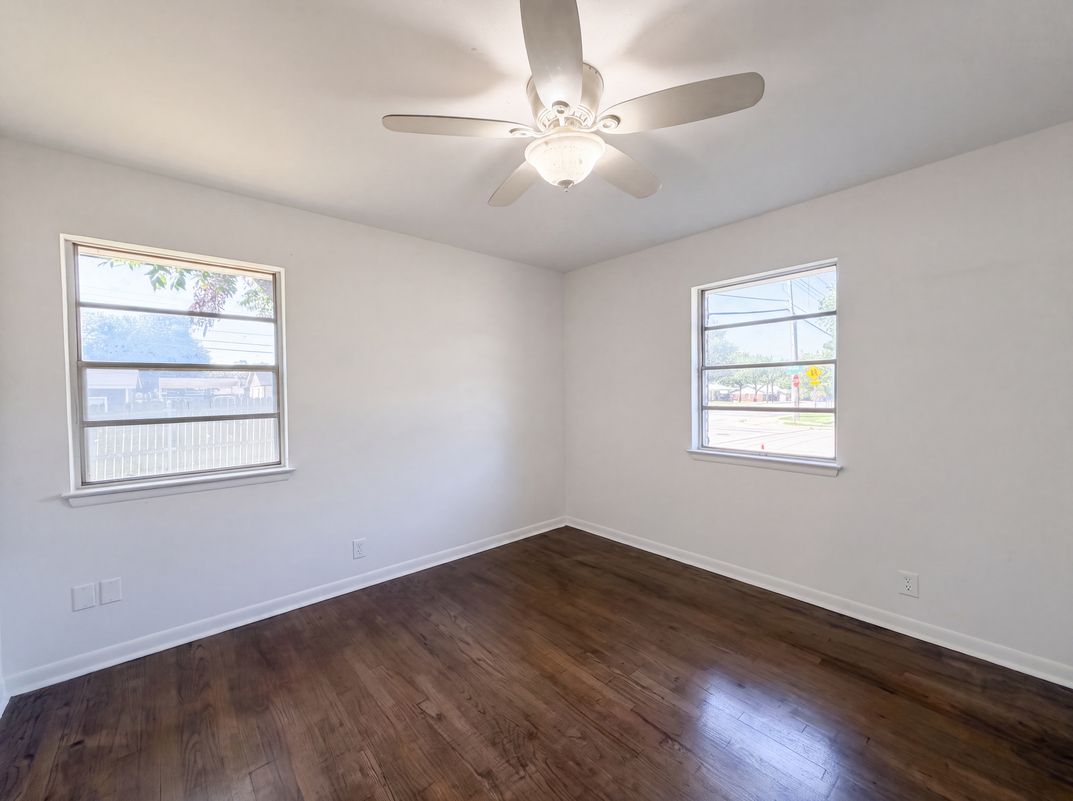 Photo 4 of 16 of 1213 S Ridgeway Dr, Cleburne, TX