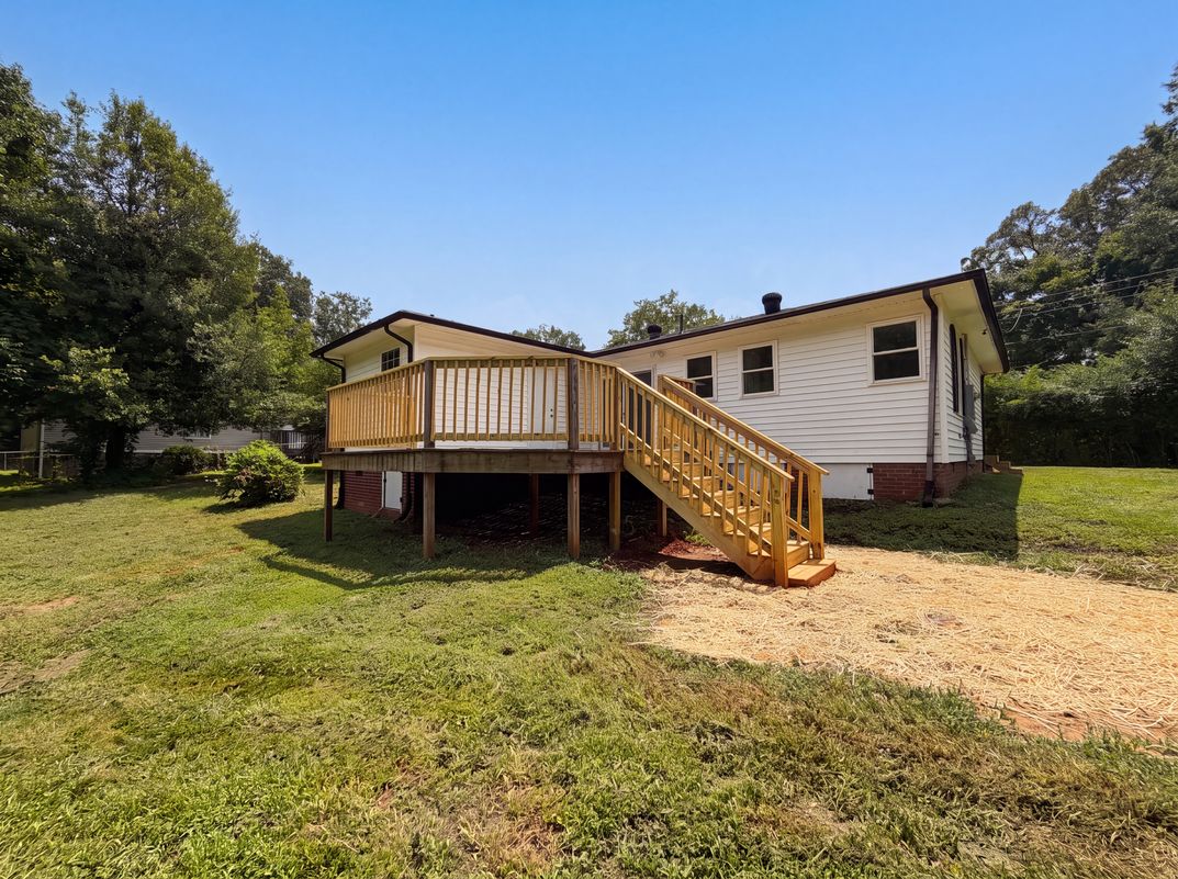Photo 5 of 20 of 704 Morningside Dr, Mount Holly, NC