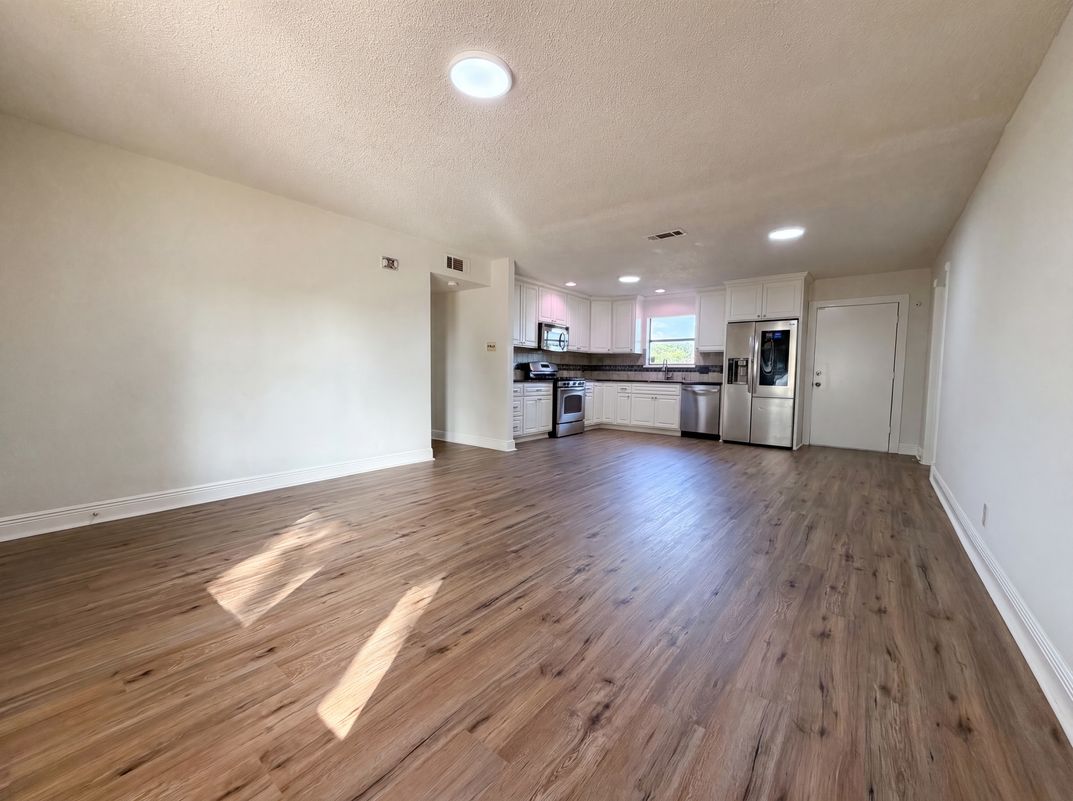 Photo 3 of 16 of 1308 Longhorn Dr, Floresville, TX