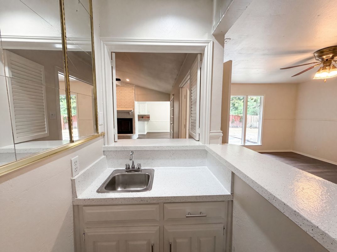 Photo 11 of 20 of 722 S Forest Ln, Duncanville, TX