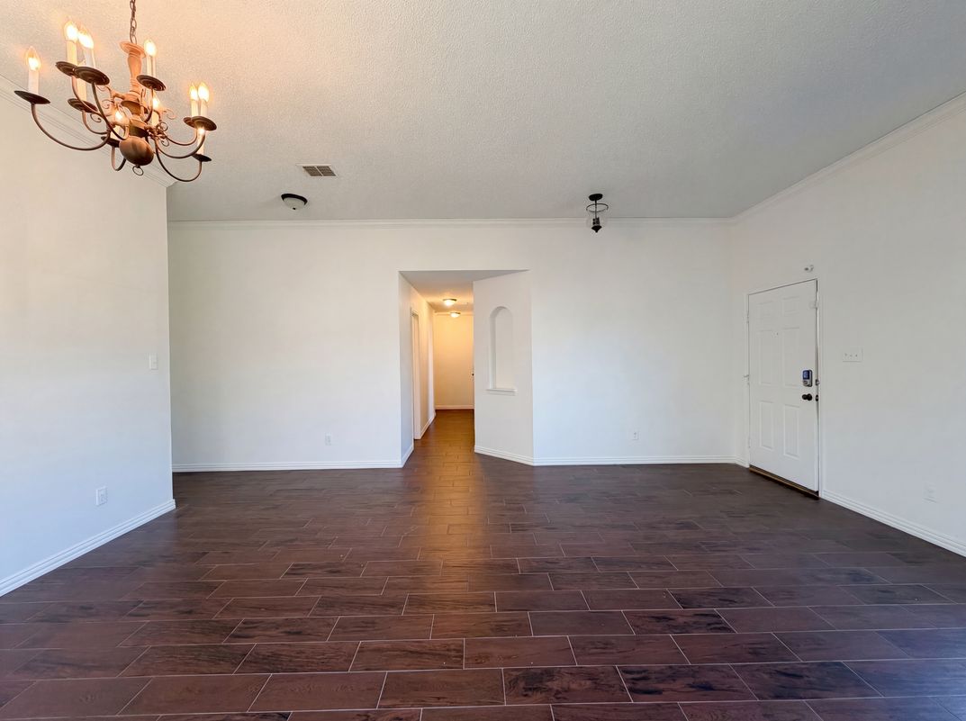 Photo 7 of 21 of 501 W Clover Park Dr, Fort Worth, TX