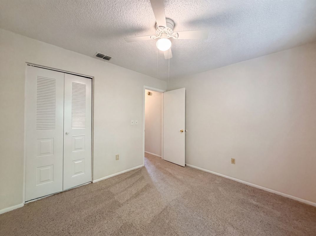 Photo 11 of 27 of 5720 Kneeland Ln, Tampa, FL
