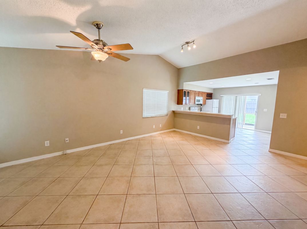 Property photo 3 of 1393 San Diego Ct