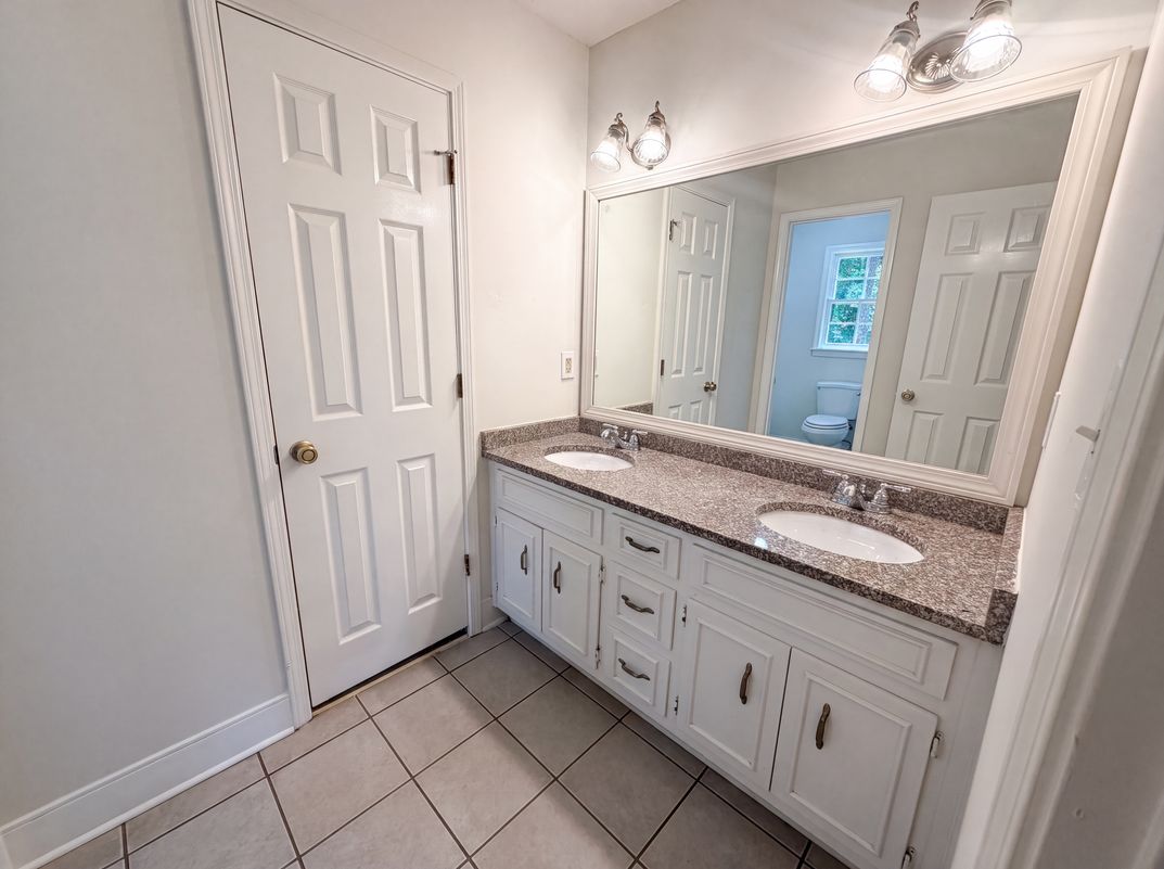 Photo 17 of 29 of 4379 Inns Brook Dr, Snellville, GA