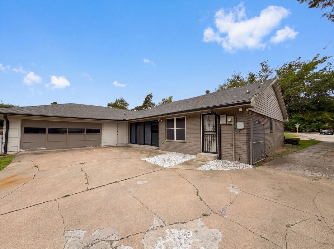 Photo 5 of 21 of 316 Brookwood Dr, Desoto, TX