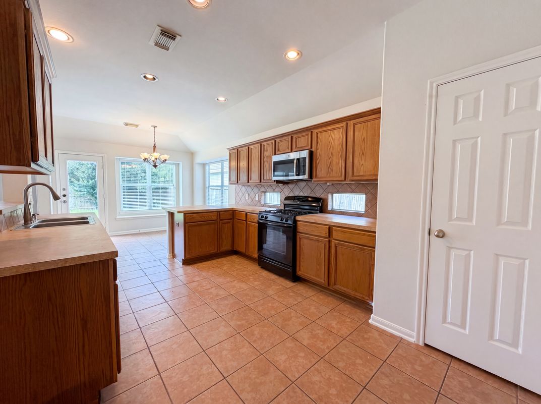 Photo 10 of 20 of 6843 Tammany Manor Ln, Spring, TX