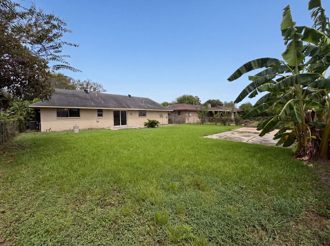 Photo 17 of 18 of 12510 Daventry Ln, Houston, TX