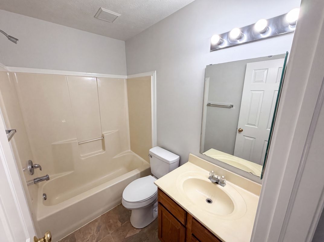 Photo 20 of 33 of 6680 Crestwell Ln, Indianapolis, IN