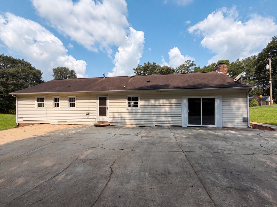 Photo 5 of 17 of 529 Timberlane Dr, Mount Holly, NC