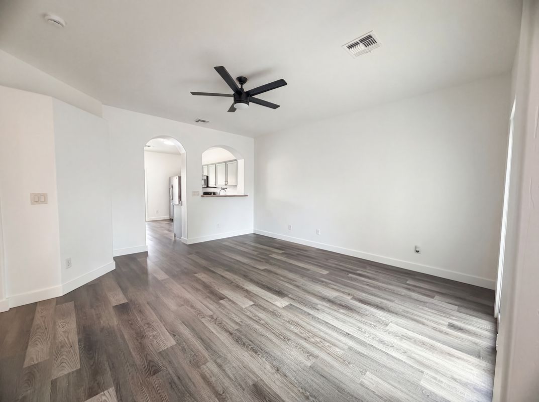 Property photo 3 of 3127 S Eugene