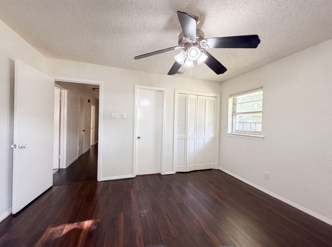Photo 4 of 24 of 725 Ridgecrest Dr, Irving, TX