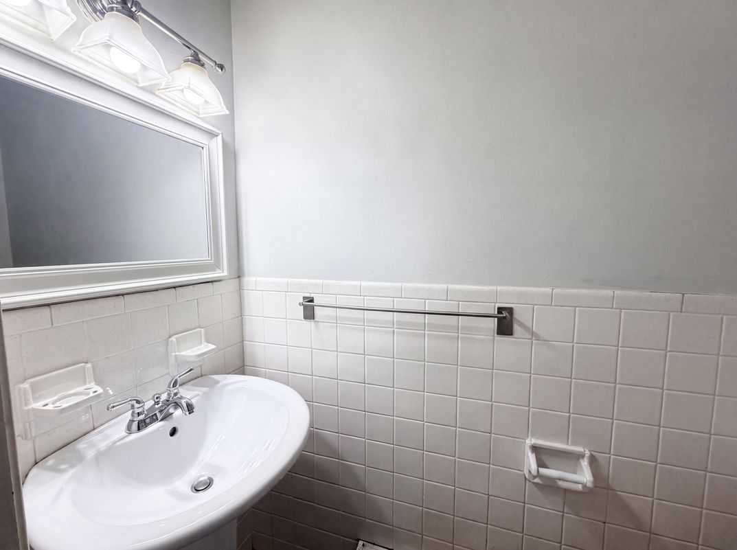 Photo 12 of 23 of 35 Dapp Ct, Elmwood Park, NJ