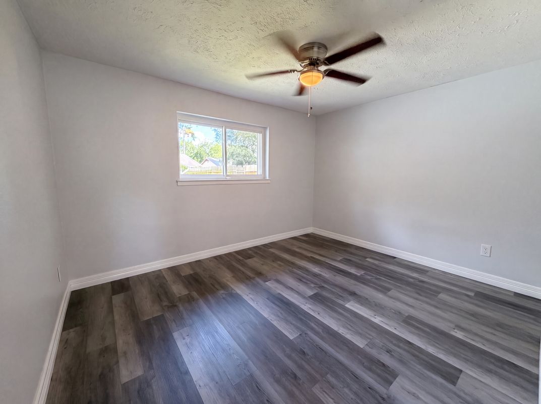 Photo 11 of 21 of 9314 Deanwood St, Houston, TX