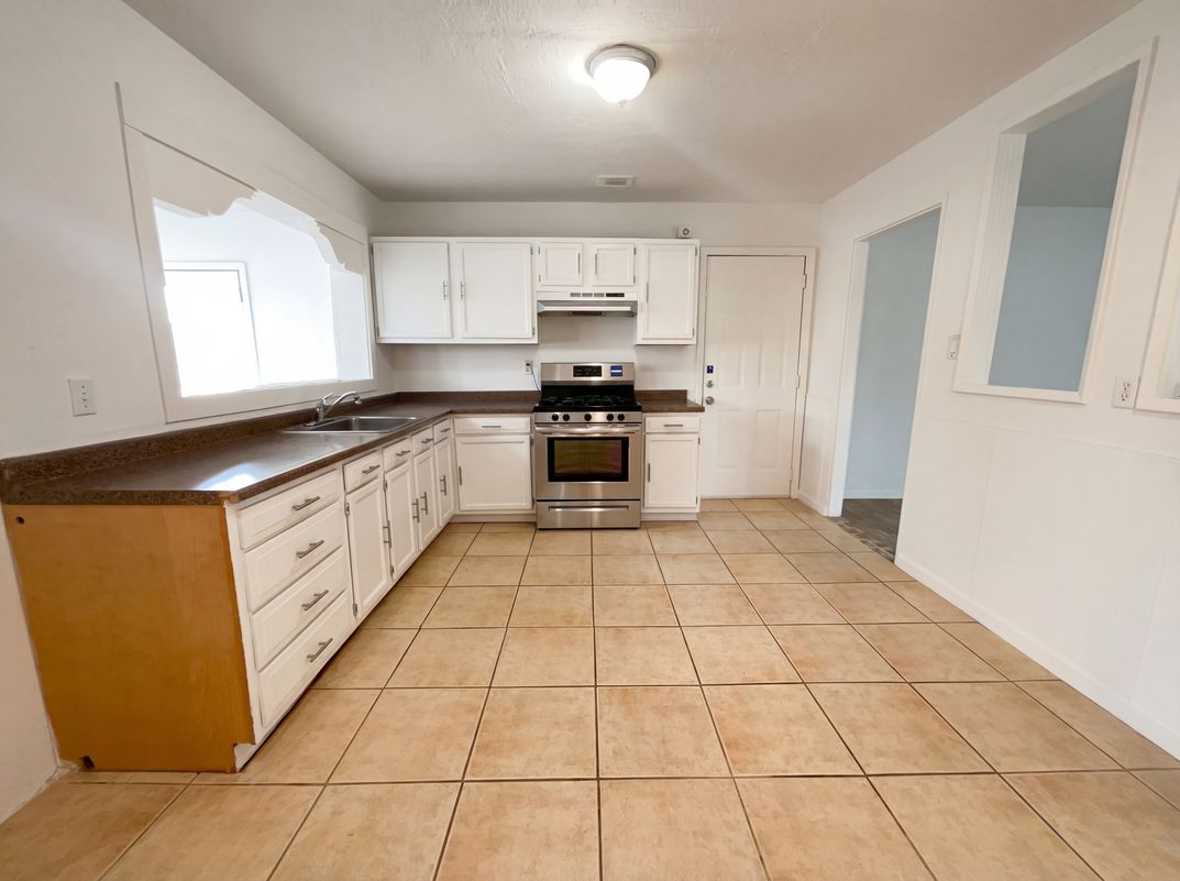 Property photo 2 of 8112 Princess Jeanne Ave NE