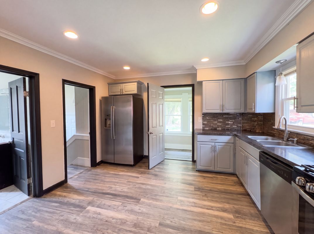 Photo 9 of 32 of 608 Howland Ave, Toledo, OH