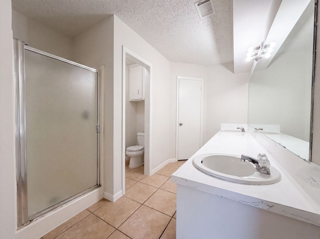 Photo 13 of 17 of 8 Sunnybrook St, Angleton, TX