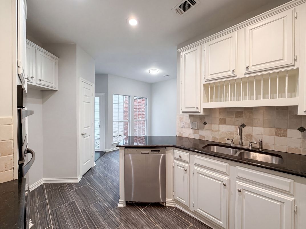 Photo 10 of 27 of 7707 Windmere Ct, Irving, TX
