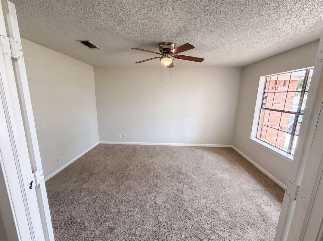 Photo 4 of 21 of 912 S 23rd St, Nederland, TX