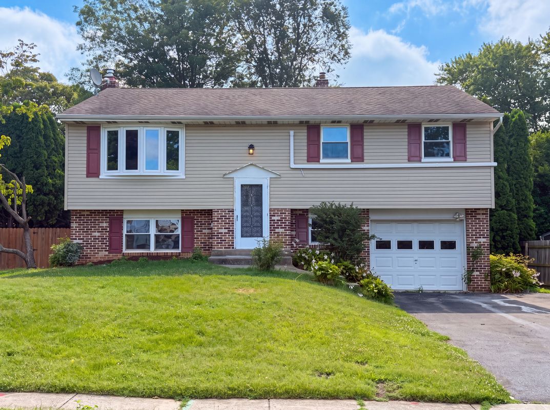 Property photo 1 of 745 Pomander Ave