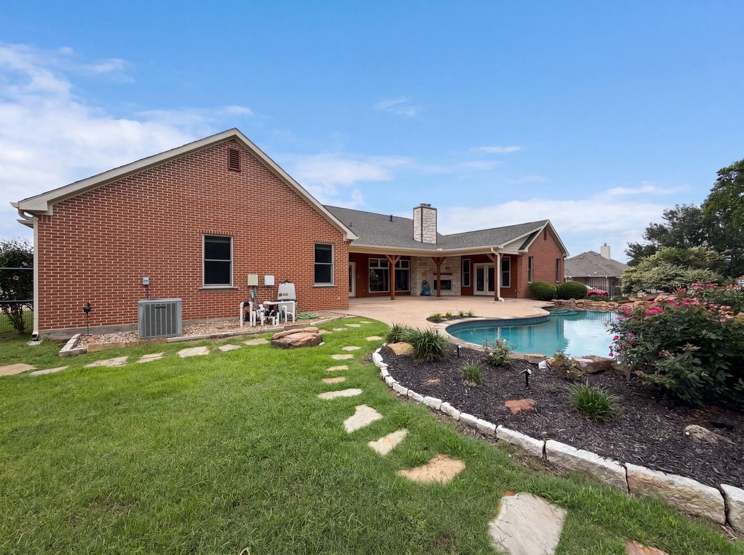 Photo 5 of 33 of 1908 Fairway Ln, Royse City, TX