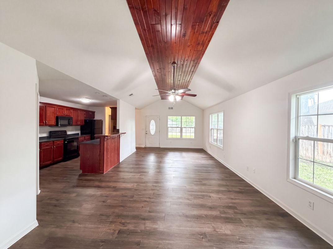 Photo 3 of 17 of 905 S Butler Ter, Harrisonville, MO
