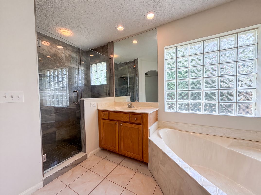 Photo 17 of 23 of 8436 Staplehurst Dr W, Jacksonville, FL