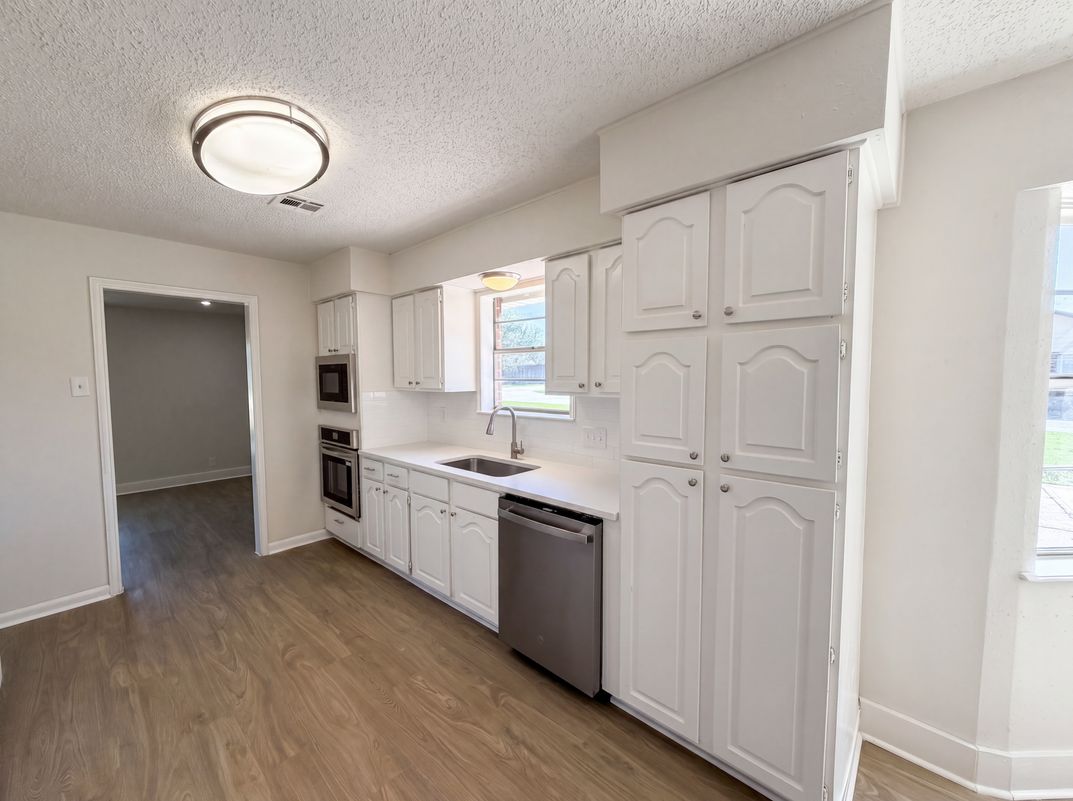 Photo 10 of 18 of 5917 Raza Rd, Pearland, TX