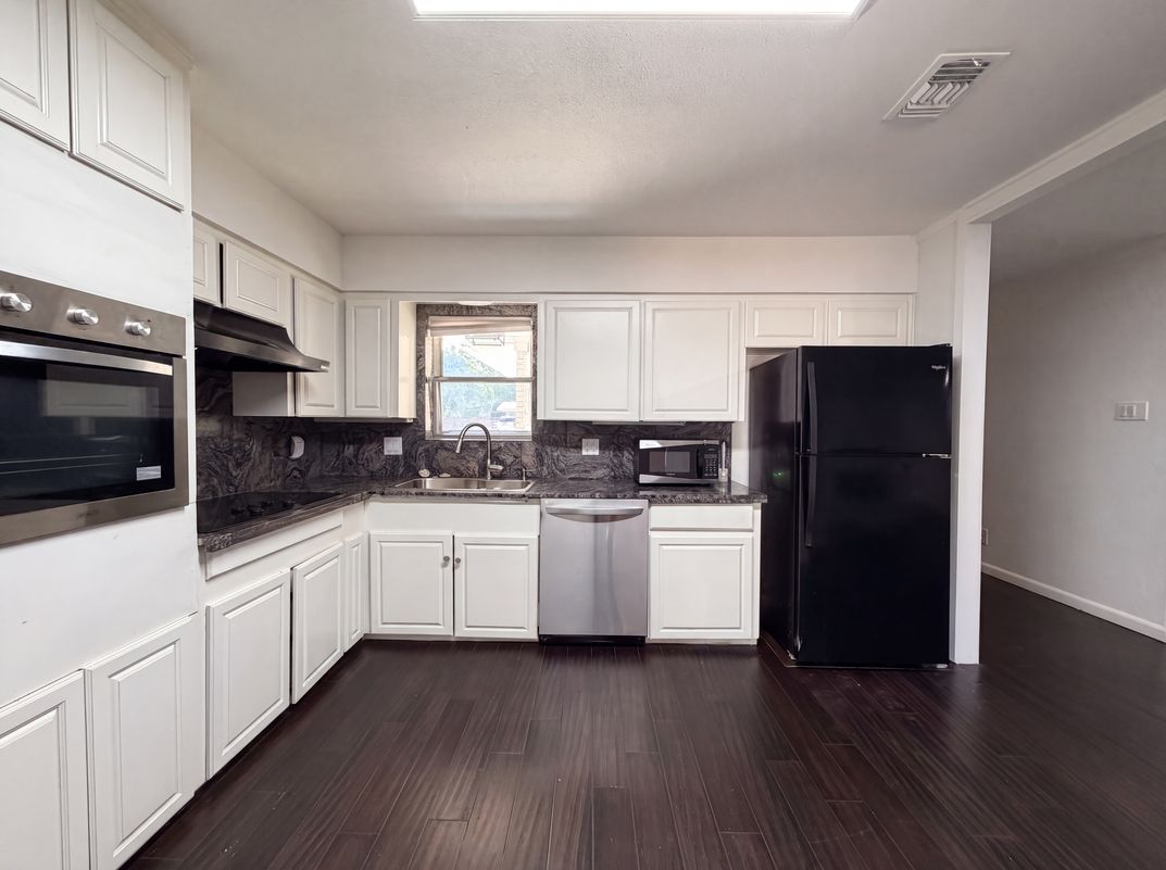 Photo 6 of 24 of 725 Ridgecrest Dr, Irving, TX