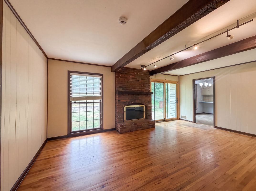 Photo 3 of 27 of 6916 N Overland Dr, Kansas City, MO
