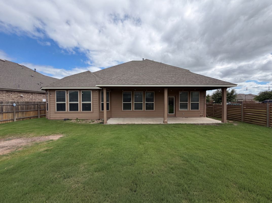 Photo 5 of 16 of 1308 Knowles Dr, Hutto, TX