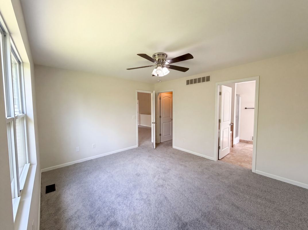 Photo 4 of 21 of 5988 Treetops Dr, Romulus, MI