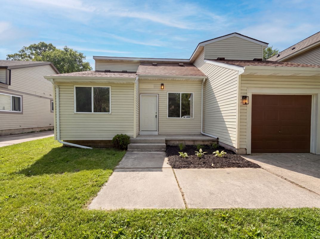 Photo 23 of 28 of 21425 Averhill St, Farmington Hills, MI