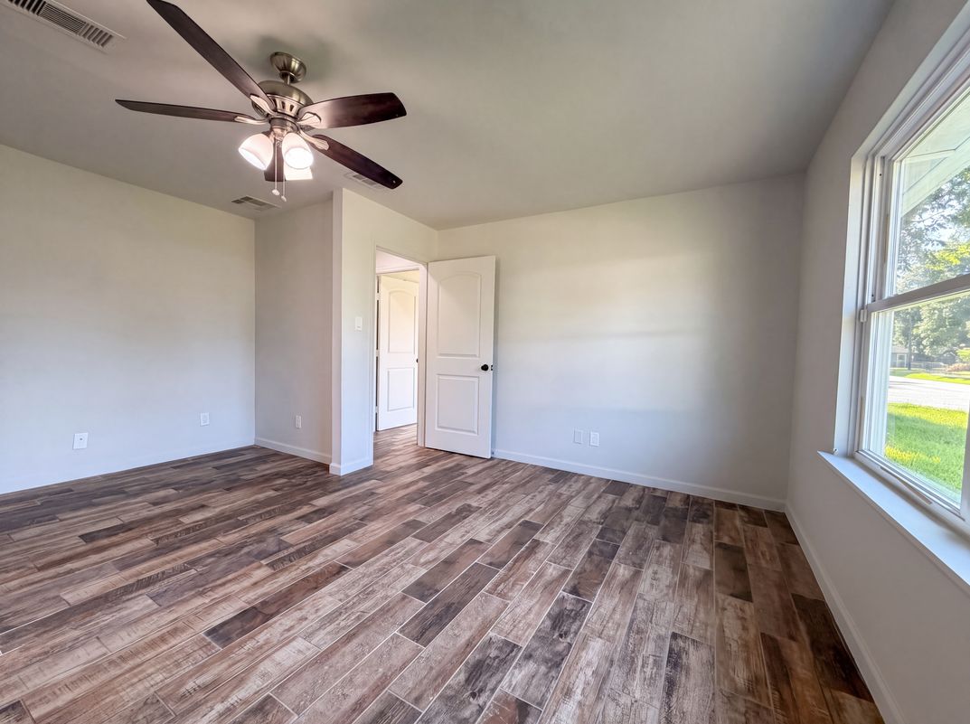 Photo 9 of 17 of 118 S Ringgold St, West Columbia, TX