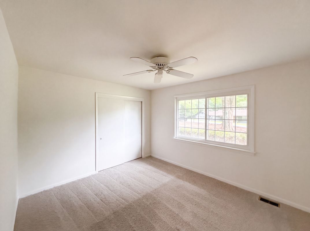 Photo 4 of 24 of 210 Pinewood Ln, Stockbridge, GA