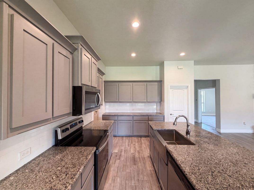 Photo 7 of 20 of 1530 Woodmere Dr, Krum, TX