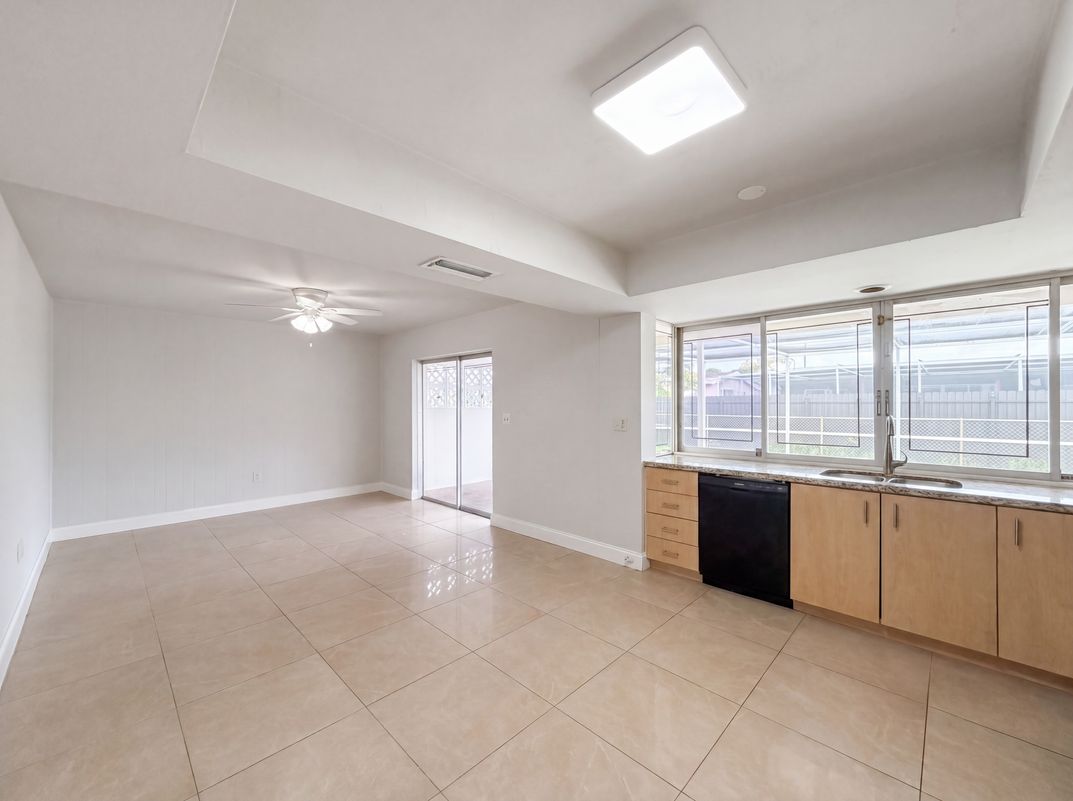 Photo 9 of 25 of 7141 Harbour Blvd, Miramar, FL