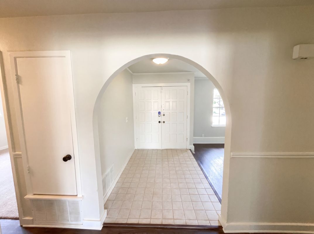 Photo 7 of 19 of 1154 S Ellison Dr, San Antonio, TX